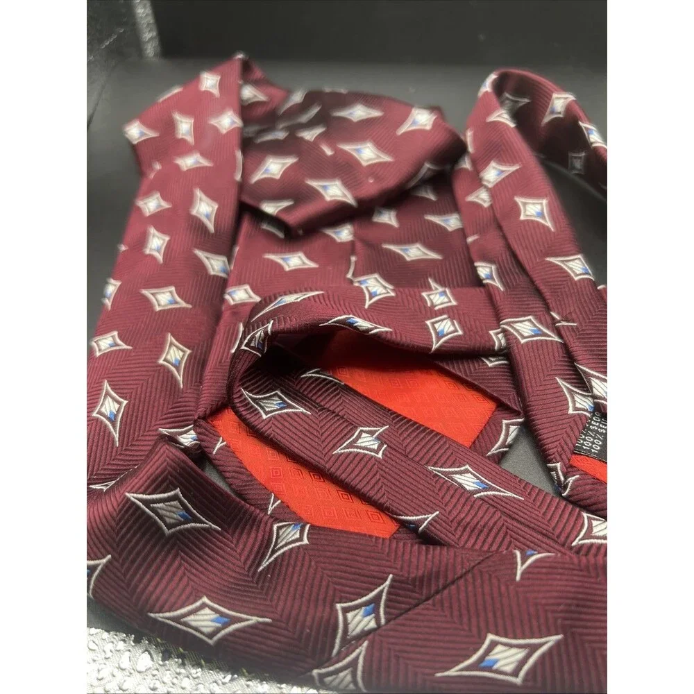 VIENICCI Tie Silk burgundy necktie featuring a geometric diamond pattern.